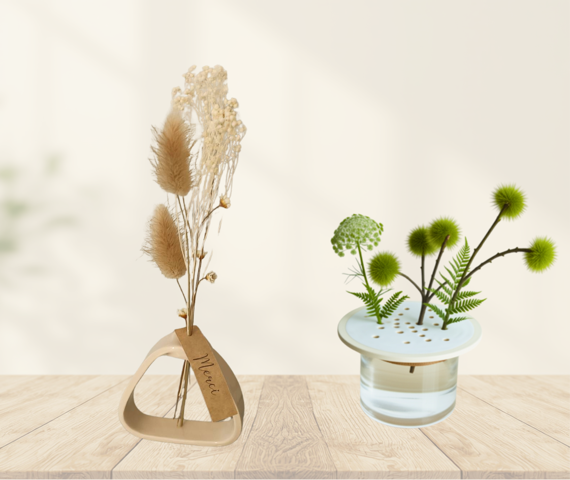 Mini‑vase en céramique et sauveur de fleurs posés sur un fond beige, créations artisanales de l’atelier Mosaïque, également disponibles dans l’e‑boutique St‑Camille.