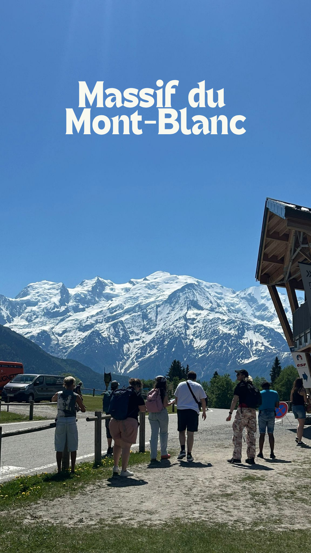 Groupe de résidents de l’Association St‑Camille posant devant une montagne enneigée lors d’une escapade dans les Alpes.